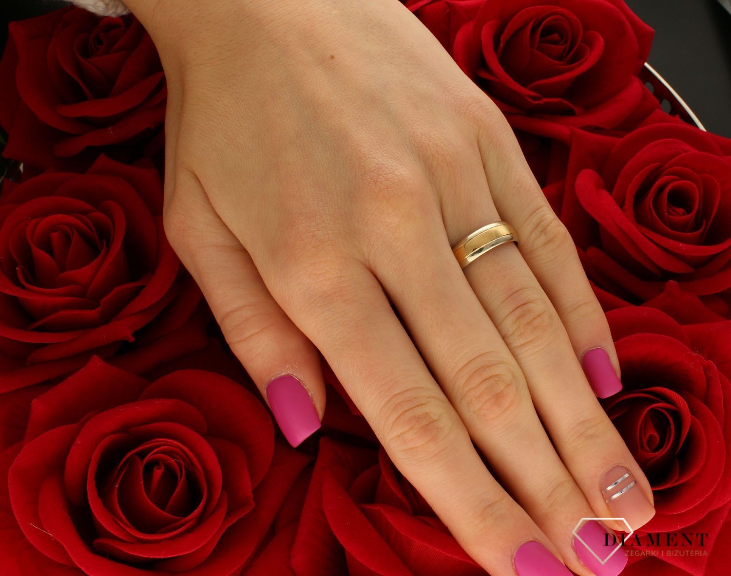 Złota obrączka półokrągła 6,5mm z białymi brzegami 585 – Żółte i Białe Złoto  Rozmiar 17.jpg